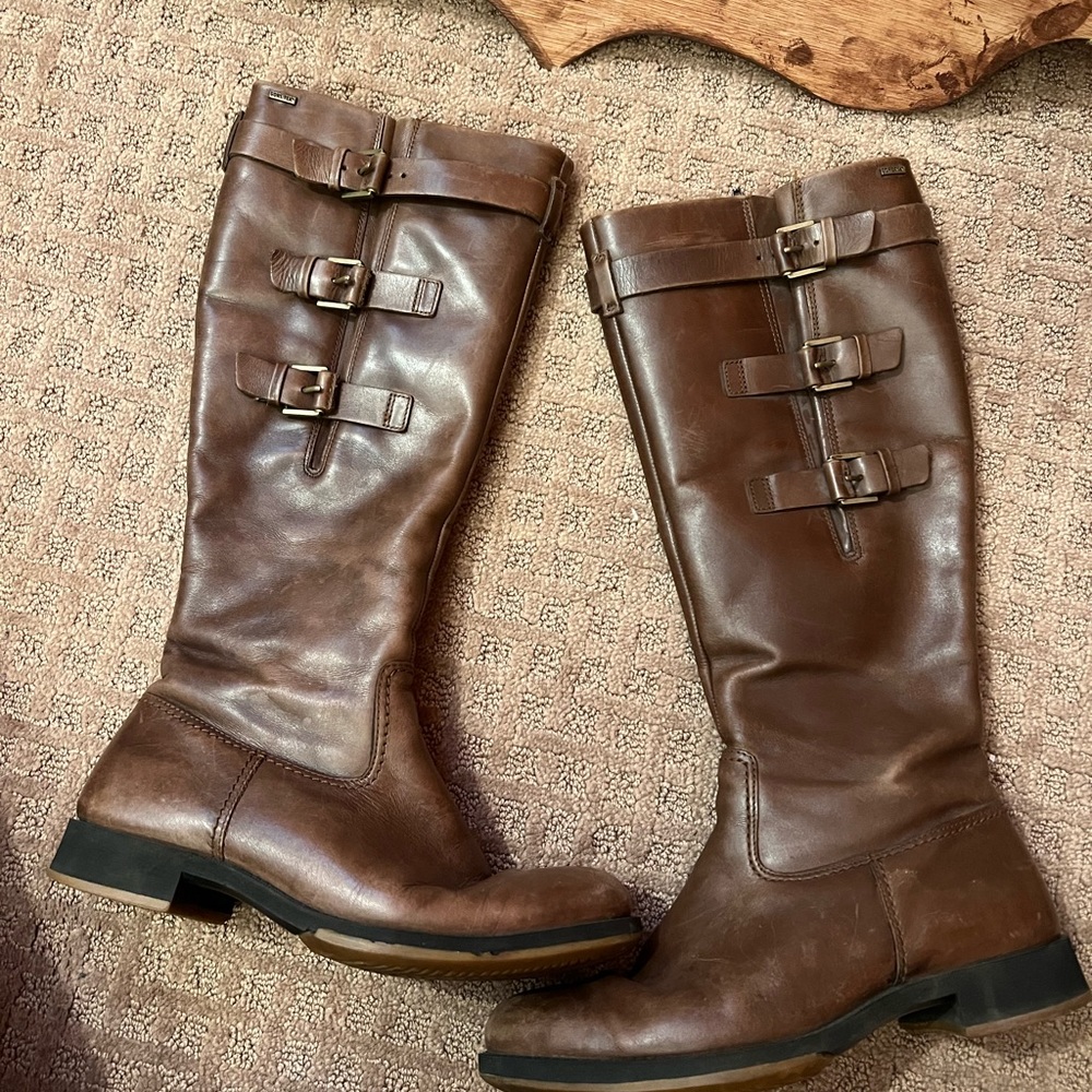 ECCO leather boots. Lightly wore.  Excellent condition!